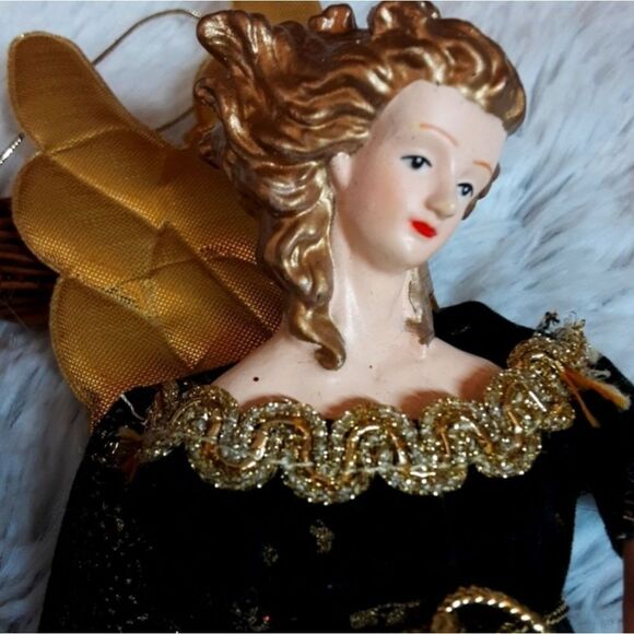 Vintage1 Ornament Porcelain Angel Velvet Brocade Robe Grapevine Wreath 7" - Picture 12 of 13